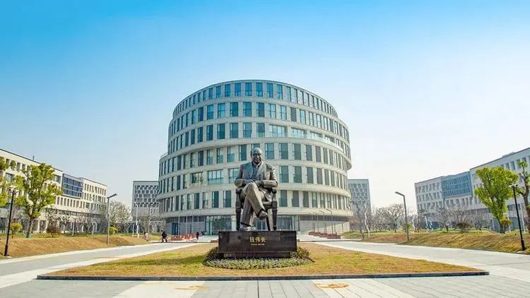 365英国上市集团