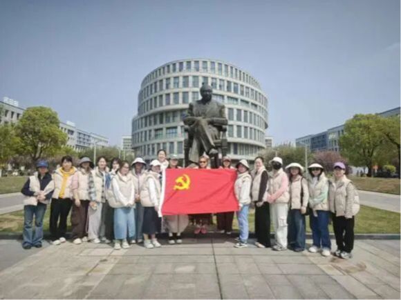 365英国上市集团